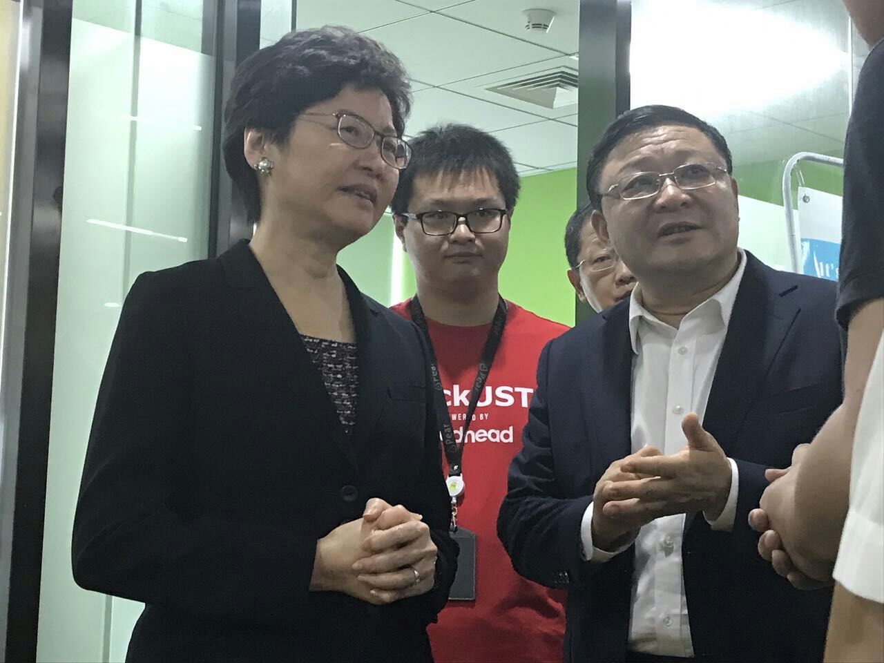 香港特首和深圳市委书记到访Pear梨享计算指导工作